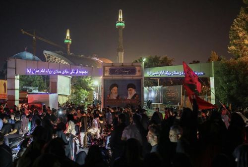  Những bức ảnh do Press TV công bố cho thấy đám đông tụ tập bên ngoài Đại sảnh Mosalla trước lễ tang của ông Khamenei ở Tehran. (Ảnh: Press TV)