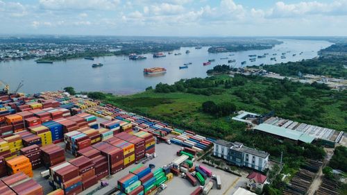Vận chuyển bằng đường sông, đường biển, đường sắt có chi phí rẻ nhất hiện nay nhưng chưa được phát huy tốt tại TP.HCM. (Ảnh: Q. Nguyễn) 