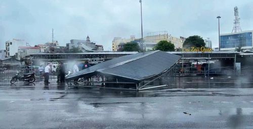 Khung mái che tại khu vực trung tâm Móng Cái bị gió bão giật sập.