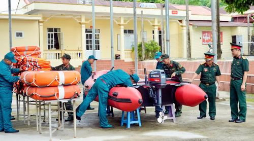 Lực lượng vũ trang tỉnh Quảng Ninh chuẩn bị sẵn sàng các trang thiết bị để ứng phó khi có tình huống khẩn cấp do bão số 1 gây ra.