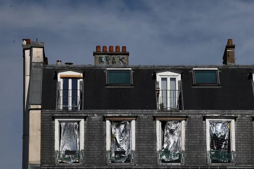 Người dân ở Paris phủ chăn giữ nhiệt lên cửa sổ để giảm sức nóng từ ánh nắng. (Ảnh: Reuters)