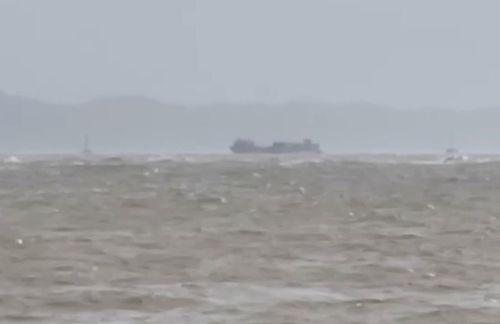 Do sóng lớn, lực lượng chức năng phải mất nhiều giờ mới có thể tiếp cận, giải cứu các thuyền viên mắc kẹt trên tàu.
