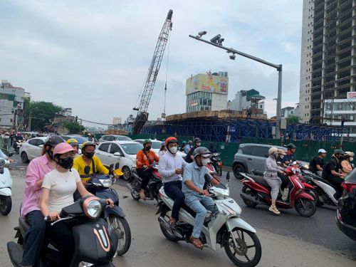Ùn tắc trên đường La Thành do rào chắn phục vụ thi công đường Vành đai 1. Ảnh: Tuấn Lương