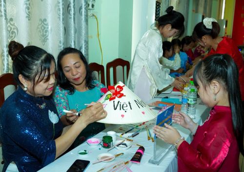 Trang trí nón lá truyền thống của nghệ nhân làng nghề Vĩnh Thịnh. Ảnh: PV