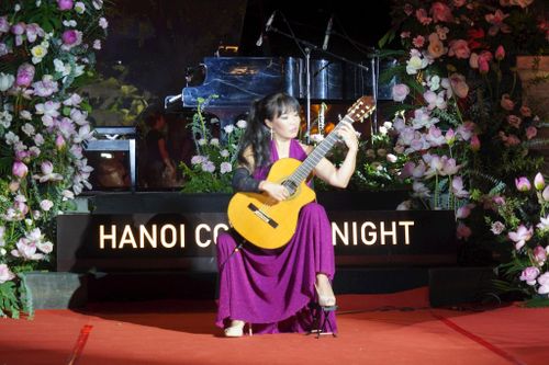 Các nghệ sĩ trình diễn trong chương trình. Ảnh: Minh Huệ