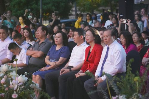Các đại biểu, người dân xem chương trình. Ảnh: Minh Huệ