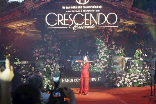 Sân khấu chương trình "Crescendo - Giao hưởng kết nối" được thiết kế đẹp mắt. Ảnh: Minh Huệ