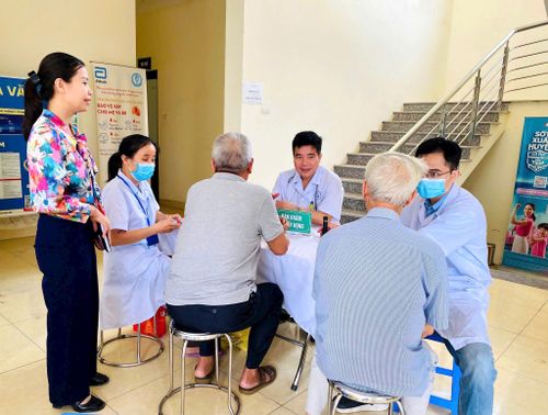 Các y bác sĩ tận tình khám, chữa bệnh cho đối tượng người có công trên địa bàn. Ảnh: PV