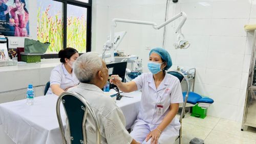 Bác sĩ kiểm tra sức khỏe răng miệng cho người dân nhằm phát hiện sớm các bệnh lý và tư vấn điều trị kịp thời. Ảnh: Lê Hà