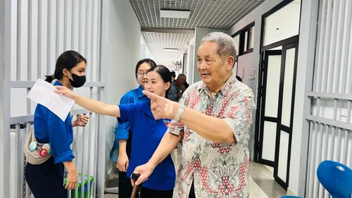 Lực lượng thanh niên tình nguyện hỗ trợ người cao tuổi trong suốt quá trình khám sức khỏe. Ảnh: Lê Hà