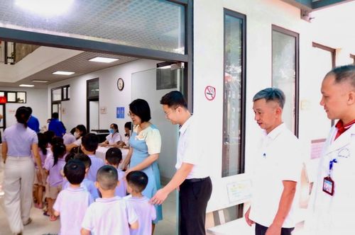Lãnh đạo phường Phú Thượng cùng cán bộ Trạm Y tế chào đón các em nhỏ đến khám sức khỏe. Ảnh: Lê Hà