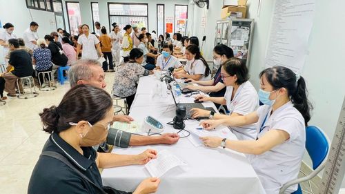 Người cao tuổi được đo huyết áp, kiểm tra các chỉ số sức khỏe trước khi khám lâm sàng. Ảnh: Lê Hà