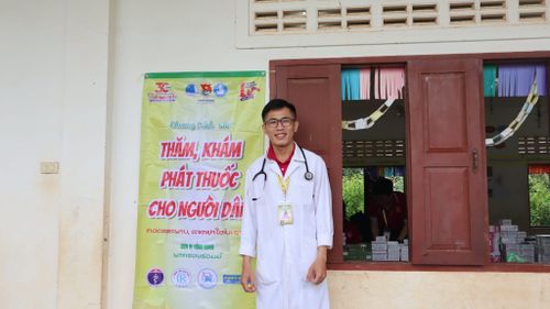 Bác sĩ Nròng K'Duy Py tham gia nhiều chương trình tình nguyện khám sức khỏe miễn phí cho bà con vùng sâu vùng xa.
