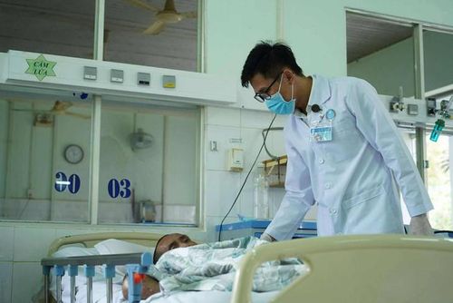 Bác sĩ Nròng K'Duy Py chăm sóc cho bệnh nhân HIV/AIDS.