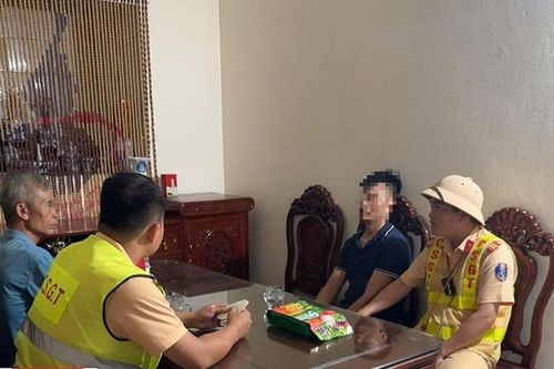 CSGT bàn giao nam thanh niên cho gia đình. Ảnh: Công an tỉnh Ninh Bình.
