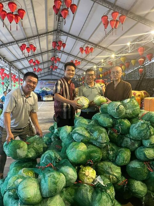 Tinh thần ai cũng vui vẻ, phấn khởi trước lòng hảo tâm trước bão số 1. Ảnh: P.ĐS