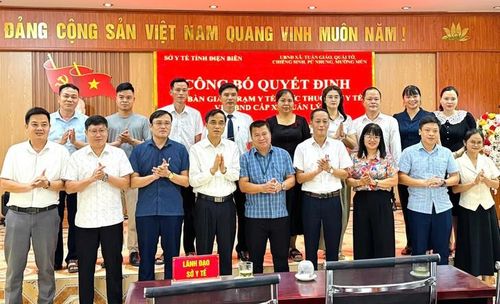 Lãnh đạo Sở Y tế Điện Biên và đại diện TTYT và Trạm Y tế tại buổi công bố Quyết định bàn giao.
