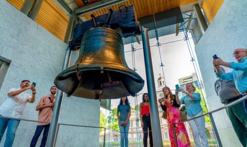 Trong gần 40 năm sau đó, Chuông Tự do được đưa đi trưng bày trên khắp nước Mỹ với 7 chuyến hành trình kéo dài hàng nghìn km, trở thành hình ảnh quen thuộc trong nhiều sự kiện kỷ niệm lớn.