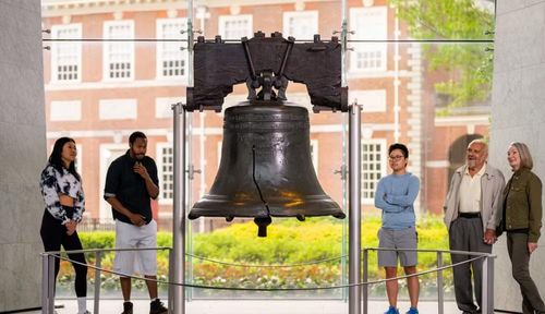 Chiếc chuông được một công ty tại Anh đúc vào năm 1752 và chuyển tới Philadelphia để lắp đặt tại Nghị trường bang Pennsylvania.