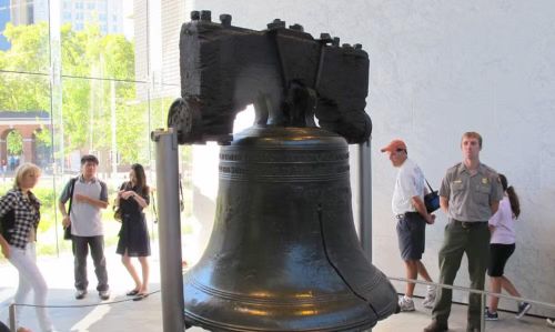 Đến ngày 8/7/1776, Chuông Tự do vang lên để tập hợp người dân Philadelphia nghe công bố bản Tuyên ngôn Độc lập. Thành phố này cũng là thủ đô đầu tiên của nước Mỹ trong giai đoạn 1790-1800.