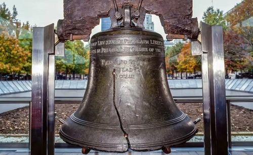 Năm 1839, tờ Người Giải phóng của nhà hoạt động William Lloyd Garrison đăng bài thơ mang tên Chuông Tự do, góp phần đưa tên gọi này trở nên quen thuộc trên toàn nước Mỹ.