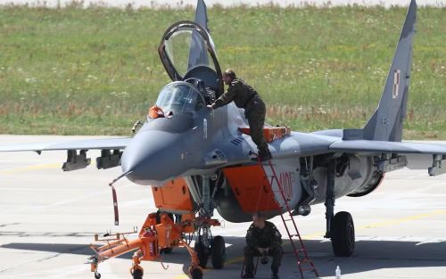 Ngoài chất lượng máy bay, không quân Ukraine còn đối mặt với tình trạng thiếu phi công đủ năng lực vận hành dòng MiG-29 khi nhiều quân nhân đang được đào tạo chuyển loại sang các máy bay tiêm kích F-16, máy bay tiêm kích Mirage 2000-5 và máy bay tiêm kích Gripen.