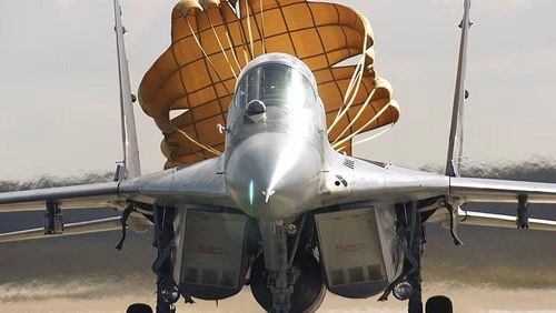 Defense Express cũng cho biết không phải toàn bộ 14 máy bay đều có thể hoạt động ngay. Chuyên trang này dẫn trường hợp lô 13 máy bay tiêm kích MiG-29AS của Slovakia, trong đó chỉ 4 chiếc đủ điều kiện cất cánh, còn lại phải tháo rời để vận chuyển bằng xe tải sang Ukraine.