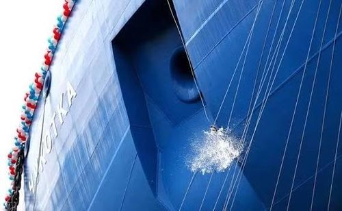 Món khai vị được chuẩn bị ngay trên tàu, theo giải thích từ bộ phận báo chí của nhà máy thì sự kiện này được coi là một truyền thống tốt đẹp trong hải quân, đồng thời là một khởi đầu mang tính biểu tượng cho hoạt động của con tàu nói trên.