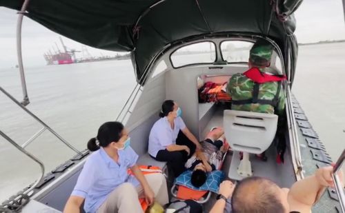 Khách du lịch được vận chuyển an toàn vào đất liền để chuyển đến Bệnh viện Hữu nghị Việt Tiệp cấp cứu. Ảnh: CTV. 