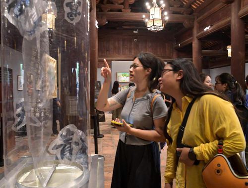 Triển lãm đã thu hút đặc biệt các bạn trẻ.