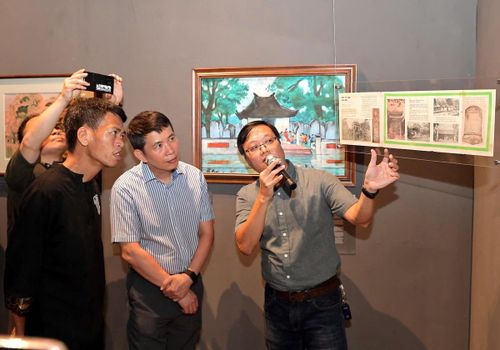 Đại biểu cùng các họa sĩ tham quan không gian triển lãm.
