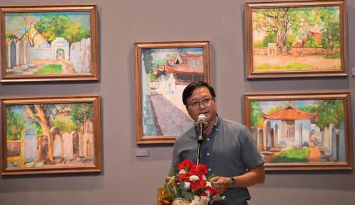 Giám tuyển Nguyễn Thế Sơn phát biểu chia sẻ về ý nghĩa và hành trình triển khai dự án triển lãm “Quốc Tử Giám trong nghệ thuật”.