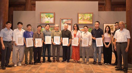 Ông Phạm Tuấn Long - Giám đốc Sở Văn hóa và Thể thao Hà Nội cùng PGS.TS. Đỗ Văn Trụ Chủ tịch Hội Di sản Văn hóa Việt Nam trao trao chứng nhận cho các họa sĩ và nhà giám tuyển của triển lãm.