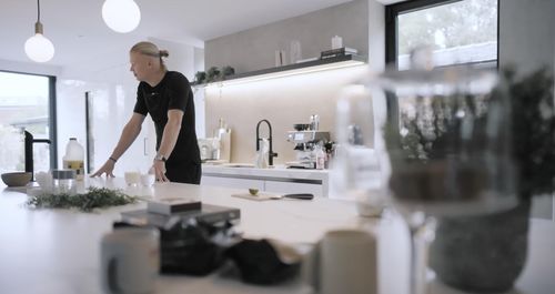  Erling Haaland trong căn bếp tại biệt thự ở Cheshire. Ảnh: @erling/YT. 