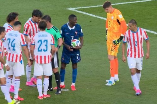 Dembele bật cười sau khi phát hiện chiêu trò của Velazquez.