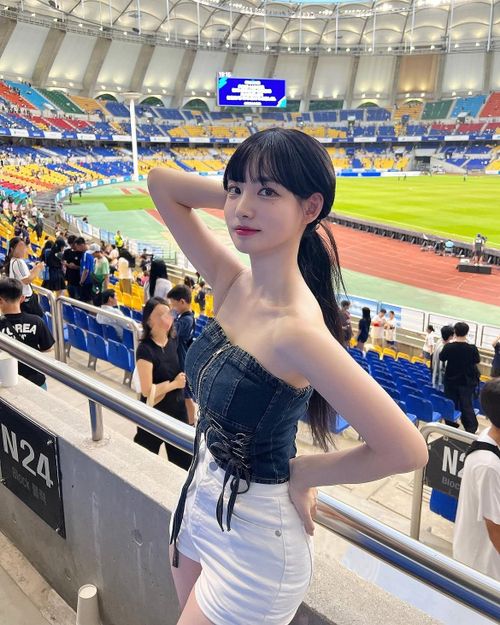  Tại World Cup năm nay, Gwak không còn tham gia tác nghiệp song vẫn thường xuyên theo dõi các trận cầu, đặc biệt là của đội tuyển Hàn Quốc. Đầu tháng 5, cô cũng chia sẻ lại bức ảnh tác nghiệp 4 năm trước, bày tỏ: "Đã 4 năm kể từ World Cup rồi sao! Không biết là do Covid-19 hay cúm, nhưng tôi nhớ mình bị ốm gần như suốt giải. Đó cũng là khoảng thời gian ngắn nhất trong đời mà tôi đi xem bóng đá trực tiếp nhiều đến vậy". 