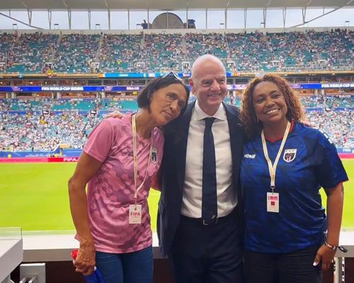  Bà Ana Candida Évora (trái) - mẹ của Vozinha cùng chủ tịch FIFA Gianni Infantino. Ảnh: Infantino/Instagram. 