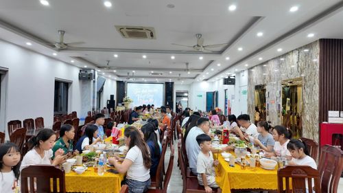  Khoảng 50 khách từ nhiều đoàn khác nhau được khách sạn mời dùng bữa. 
