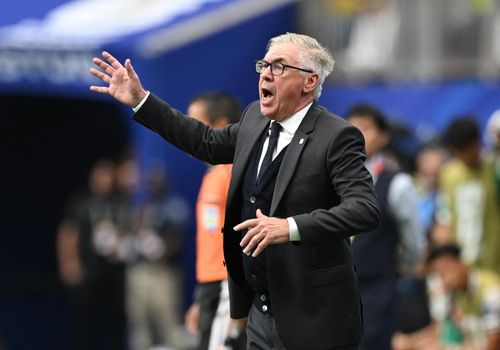  Carlo Ancelotti giữ Casemiro trên sân bất chấp sức ép sau hiệp một, và quyết định đó giúp Brazil xoay chuyển trận đấu. 