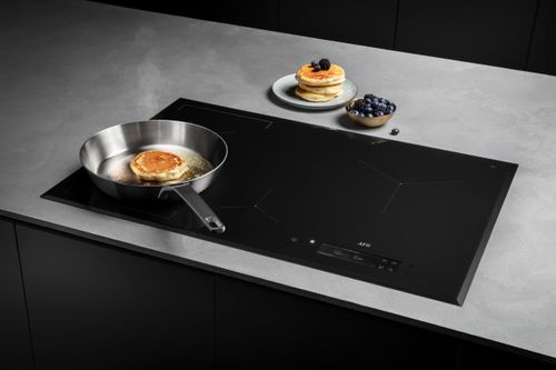  Mặt kính chịu lực, chịu nhiệt tốt không chỉ tăng độ bền mà còn giúp bếp hoạt động ổn định trong quá trình sử dụng. Ảnh: Electrolux. 