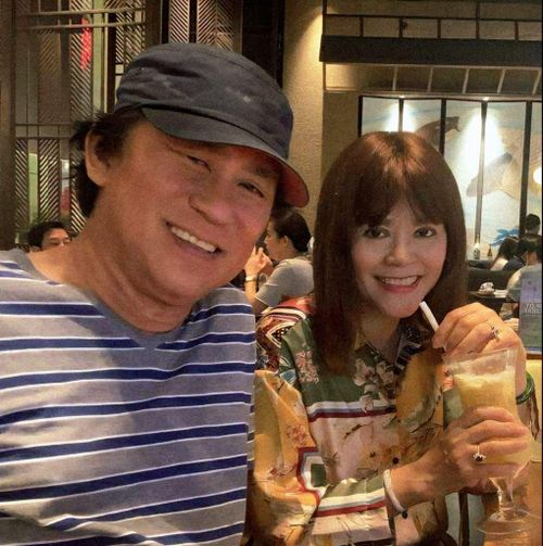  Những ngày qua, trên trang cá nhân, NSND Tạ Minh Tâm có nhiều bài đăng về vợ. Nam ca sĩ Tổ quốc gọi tên mình khiến nhiều người xúc động khi chia sẻ lại loạt ảnh thời trẻ của hai vợ chồng hay những kỷ niệm đẹp trong khoảng thời gian chung sống bên bà xã.