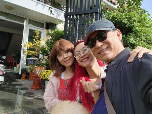  Tạ Minh Tâm từng chia sẻ rằng nếu không có Bạch Vân quán xuyến, chăm lo chuyện gia đình, ông khó có thể toàn tâm cống hiến cho nghệ thuật suốt nhiều thập kỷ. Nam nghệ sĩ gọi bà xã là "người yêu, người bạn đời tảo tần, thủy chung". 