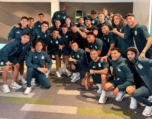 Các cầu thủ Mexico vui vẻ chụp ảnh sau khi nhận đồng hộ. Ảnh: Instagram Steve WillDoIt.
