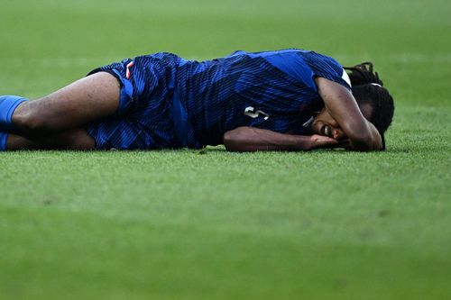  Kounde nằm sân đau đớn khi bị thúc cùi chỏ. 