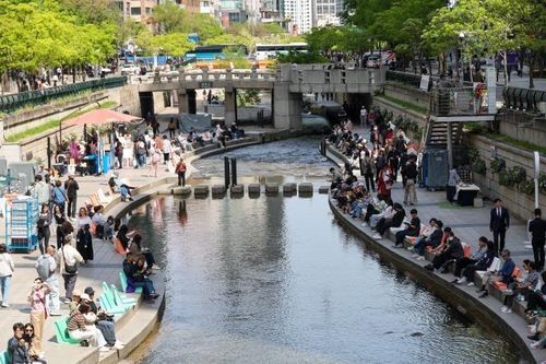  Không gian đọc sách ngoài trời tháng 4 vừa qua tại Seoul. Ảnh: AJP. 