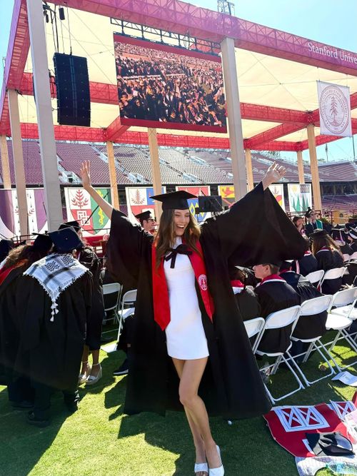Ngày 16/6, Eileen Gu chính thức tốt nghiệp Đại học Stanford. Theo bảng xếp hạng đại học tốt nhất nước Mỹ năm 2026 của U.S. News, Đại học Stanford xếp thứ 4; còn theo bảng xếp hạng đại học thế giới của CWUR, trường này xếp thứ 3, phần nào cho thấy năng lực học tập đáng nể của nữ VĐV sinh năm 2003.