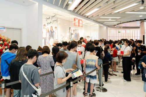 Khách hàng xếp hàng mua sắm tại cửa hàng Uniqlo trong ngày khai trương ở Aeon Mall Đà Nẵng. Ảnh: Uniqlo.