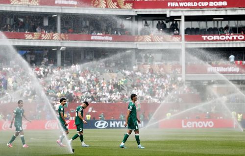  World Cup 2026 bắt buộc nghỉ giữa hiệp, ở phút 22 ở hiệp 1 và phút 67 ở hiệp 2. Ảnh: Reuters. 
