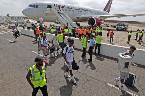  Hình ảnh Vozinha trở về trong vòng tay CĐV vì thế càng đặc biệt. Với người hâm mộ Cape Verde, anh đại diện cho một thế hệ dám tin, dám mơ và dám đưa bóng đá nước nhà bước ra sân khấu lớn. 
