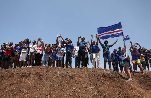  Những lá cờ Cape Verde xuất hiện dày đặc trên các tuyến phố. Người hâm mộ hát vang, reo hò và tạo nên bầu không khí cuồng nhiệt. Với họ, hành trình của đội tuyển tại World Cup đã đủ để trở thành niềm tự hào dân tộc. 